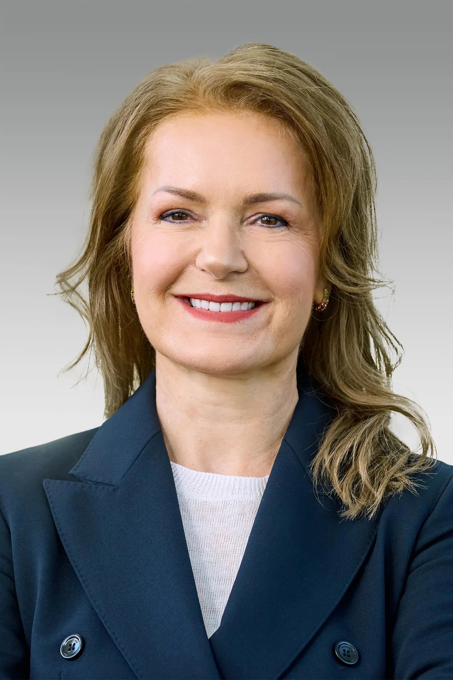 Hartman_Portrait_neutral.jpg
