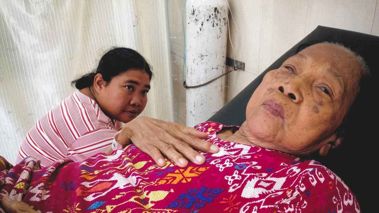 Older asian woman in hospital